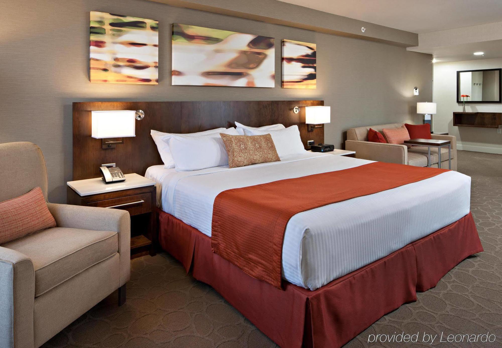 Delta Hotels By Marriott Grand Okanagan Resort Kelowna Exterior photo